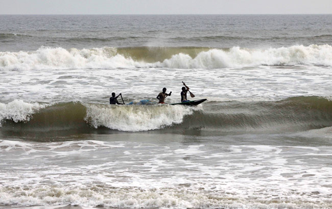 समुद्र तट से टकराया महातूफान ‘पिलिन’, देखें तस्‍वीरें
