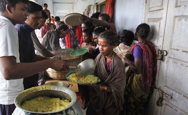 समुद्र तट से टकराया महातूफान ‘पिलिन’, देखें तस्‍वीरें