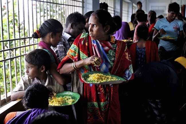 समुद्र तट से टकराया महातूफान ‘पिलिन’, देखें तस्‍वीरें