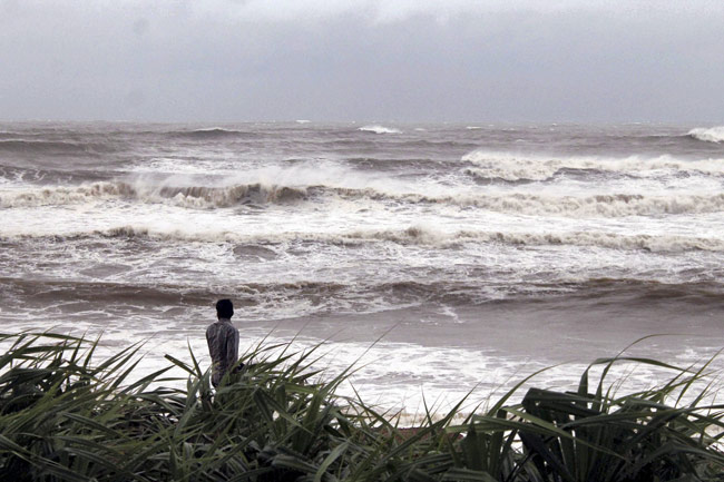 समुद्र तट से टकराया महातूफान ‘पिलिन’, देखें तस्‍वीरें