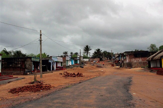 समुद्र तट से टकराया महातूफान ‘पिलिन’, देखें तस्‍वीरें