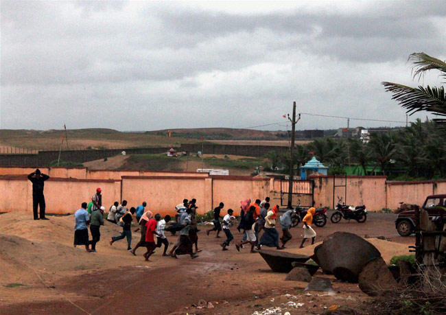 समुद्र तट से टकराया महातूफान ‘पिलिन’, देखें तस्‍वीरें