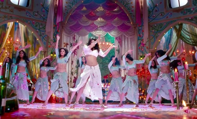 तस्वीरों में देखें प्रियंका का 'हॉट' आइटम नंबर