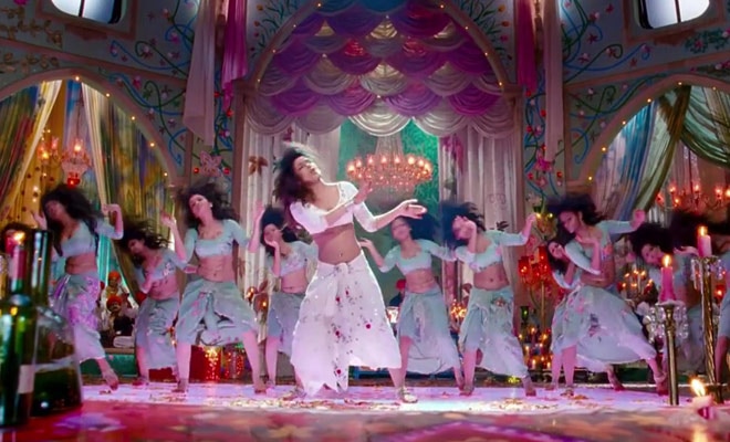 तस्वीरों में देखें प्रियंका का 'हॉट' आइटम नंबर