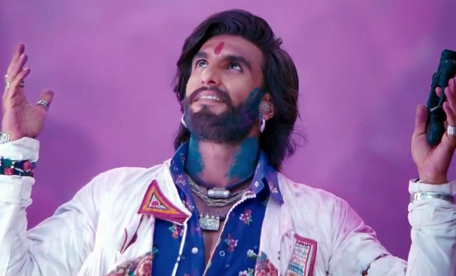 तस्वीरों में देखें प्रियंका का 'हॉट' आइटम नंबर