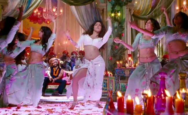 तस्वीरों में देखें प्रियंका का 'हॉट' आइटम नंबर