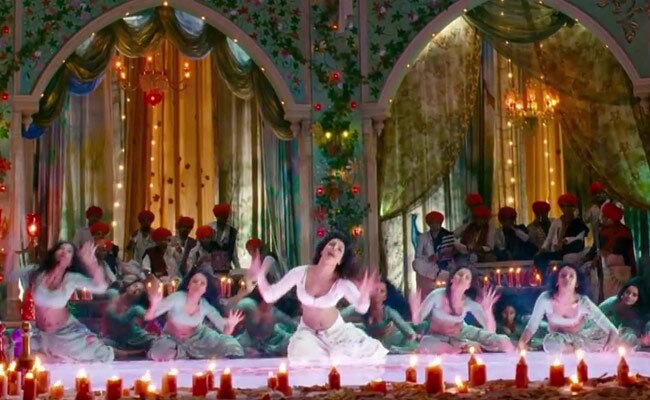 तस्वीरों में देखें प्रियंका का 'हॉट' आइटम नंबर