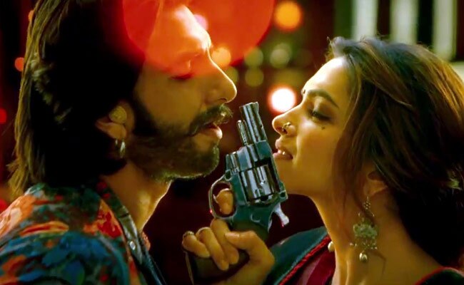 तस्वीरों में देखें प्रियंका का 'हॉट' आइटम नंबर