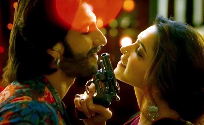 तस्वीरों में देखें प्रियंका का 'हॉट' आइटम नंबर