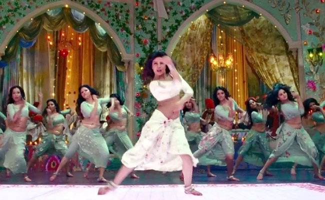 तस्वीरों में देखें प्रियंका का 'हॉट' आइटम नंबर