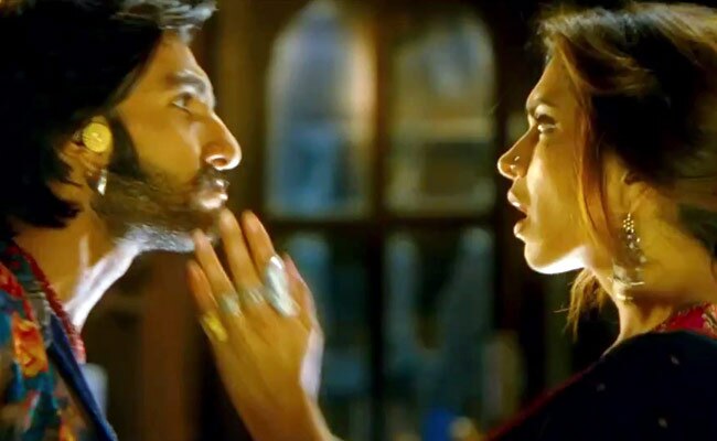 तस्वीरों में देखें प्रियंका का 'हॉट' आइटम नंबर