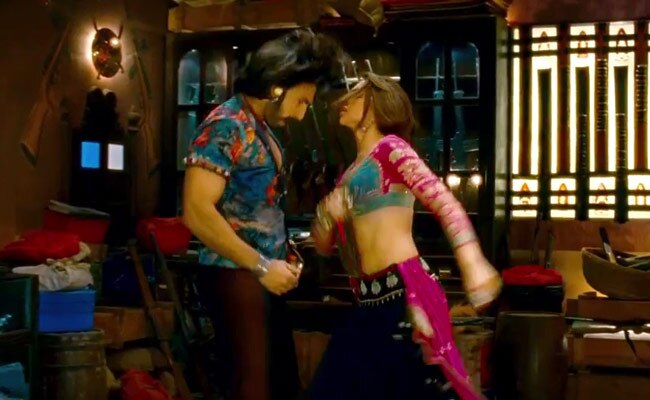 तस्वीरों में देखें प्रियंका का 'हॉट' आइटम नंबर