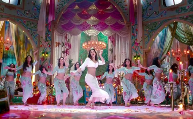 तस्वीरों में देखें प्रियंका का 'हॉट' आइटम नंबर