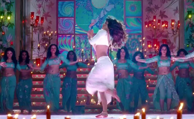 तस्वीरों में देखें प्रियंका का 'हॉट' आइटम नंबर