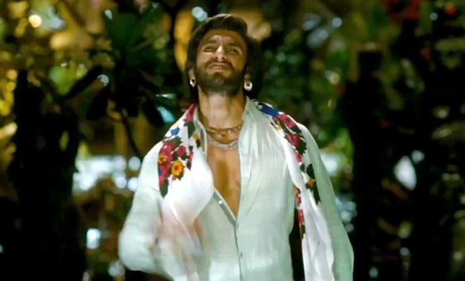 तस्वीरों में देखें प्रियंका का 'हॉट' आइटम नंबर