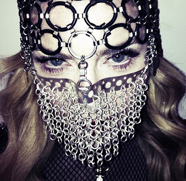 सांपों के साथ रिहाना का न्‍यूड फोटोशूट