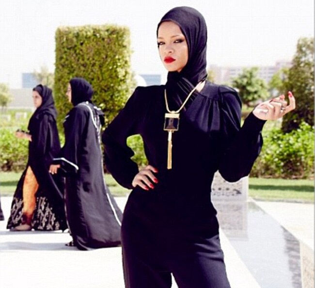 सांपों के साथ रिहाना का न्‍यूड फोटोशूट