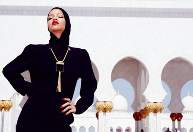 सांपों के साथ रिहाना का न्‍यूड फोटोशूट