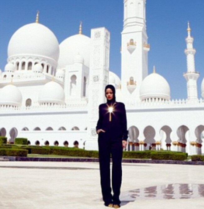 सांपों के साथ रिहाना का न्‍यूड फोटोशूट