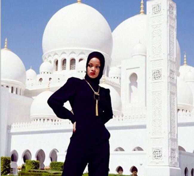 सांपों के साथ रिहाना का न्‍यूड फोटोशूट