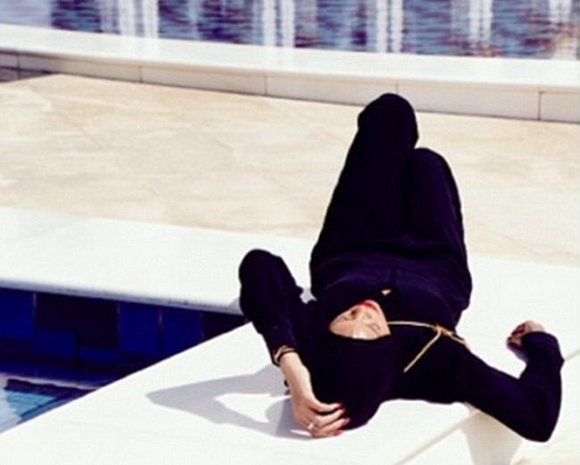 सांपों के साथ रिहाना का न्‍यूड फोटोशूट