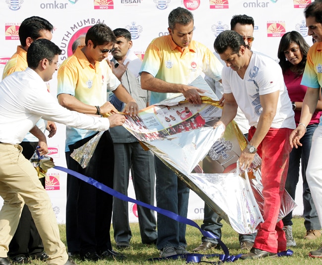 क्‍या आपने सलमान खान को फुटबॉल खेलते देखा है?