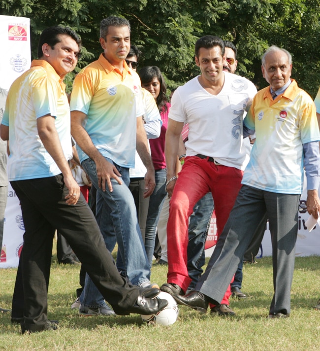 क्‍या आपने सलमान खान को फुटबॉल खेलते देखा है?