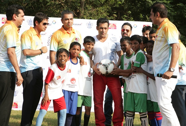 क्‍या आपने सलमान खान को फुटबॉल खेलते देखा है?