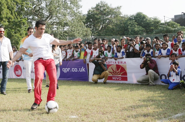 क्‍या आपने सलमान खान को फुटबॉल खेलते देखा है?