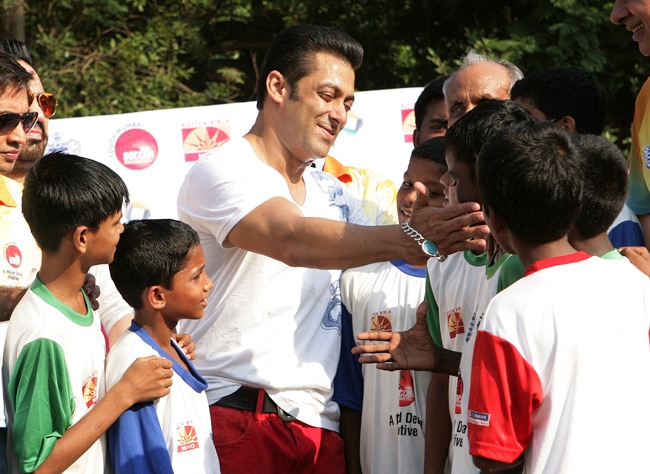 क्‍या आपने सलमान खान को फुटबॉल खेलते देखा है?