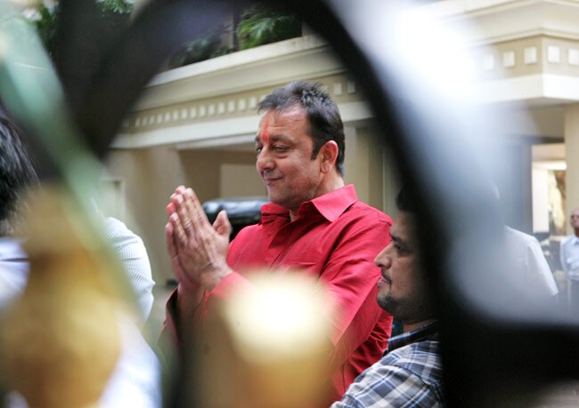 जेल से रिहा होकर छुट्टी पर घर लौटे संजय दत्त