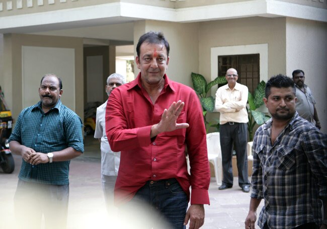 जेल से रिहा होकर छुट्टी पर घर लौटे संजय दत्त