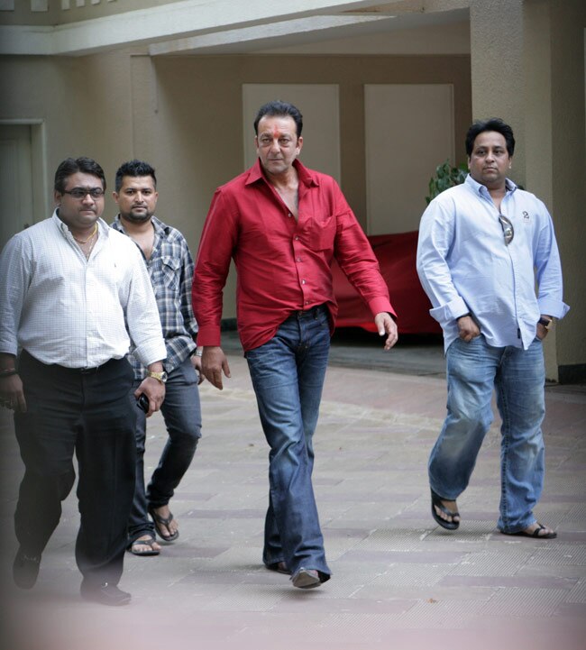 जेल से रिहा होकर छुट्टी पर घर लौटे संजय दत्त