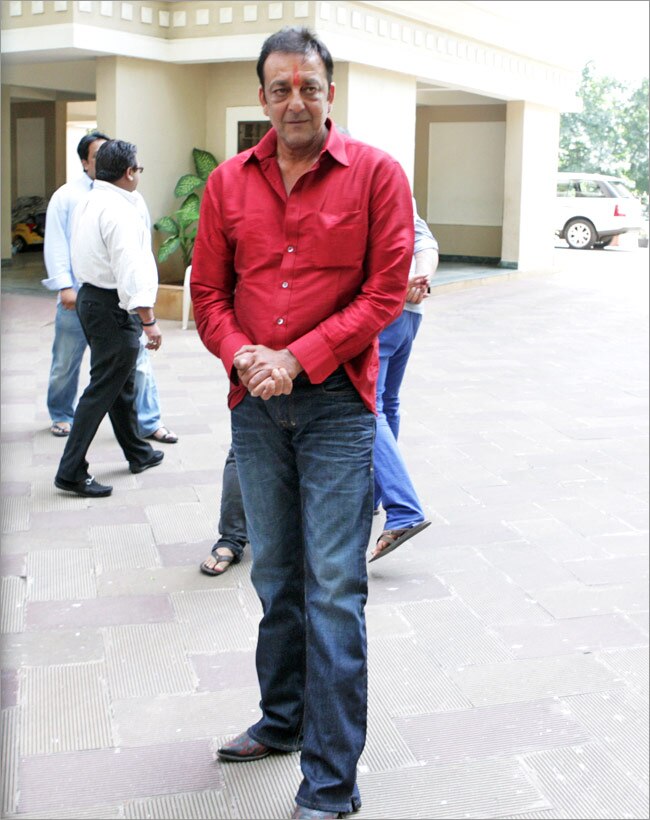 जेल से रिहा होकर छुट्टी पर घर लौटे संजय दत्त