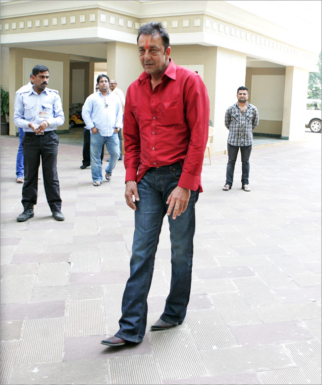 जेल से रिहा होकर छुट्टी पर घर लौटे संजय दत्त