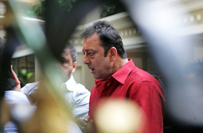 जेल से रिहा होकर छुट्टी पर घर लौटे संजय दत्त