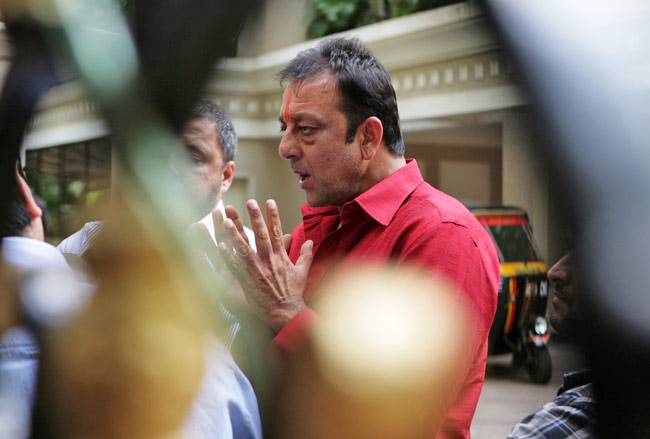 जेल से रिहा होकर छुट्टी पर घर लौटे संजय दत्त