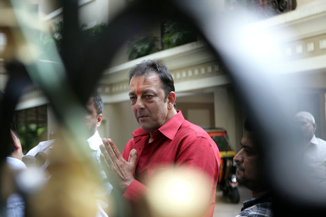 जेल से रिहा होकर छुट्टी पर घर लौटे संजय दत्त