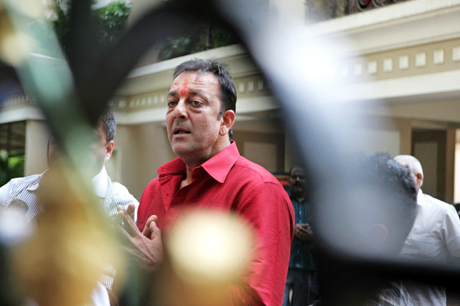 जेल से रिहा होकर छुट्टी पर घर लौटे संजय दत्त