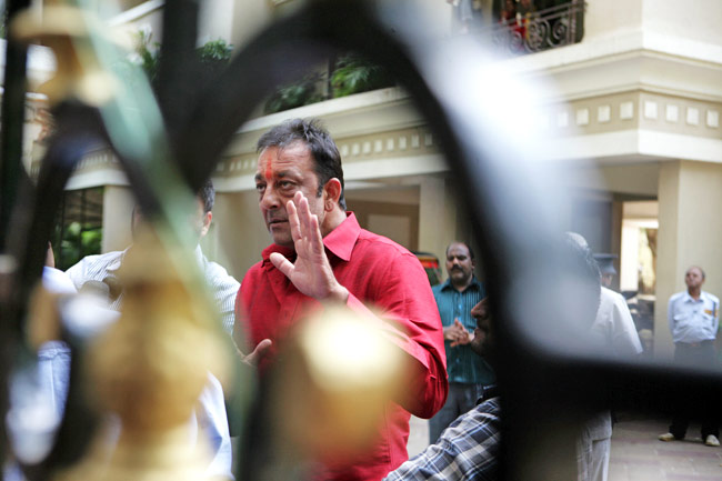 जेल से रिहा होकर छुट्टी पर घर लौटे संजय दत्त