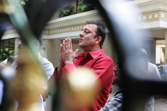 जेल से रिहा होकर छुट्टी पर घर लौटे संजय दत्त