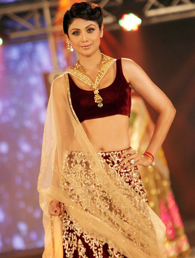 रैंप पर बॉलीवुड की ह‍सीनाओं ने बिखेरा जलवा