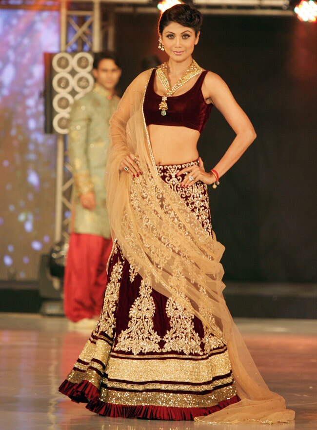 रैंप पर बॉलीवुड की ह‍सीनाओं ने बिखेरा जलवा