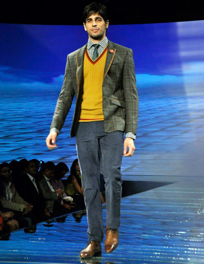 'ब्लैकबेरी' के लिए कलरफुल हुए अभय, आदित्य और सिद्धार्थ