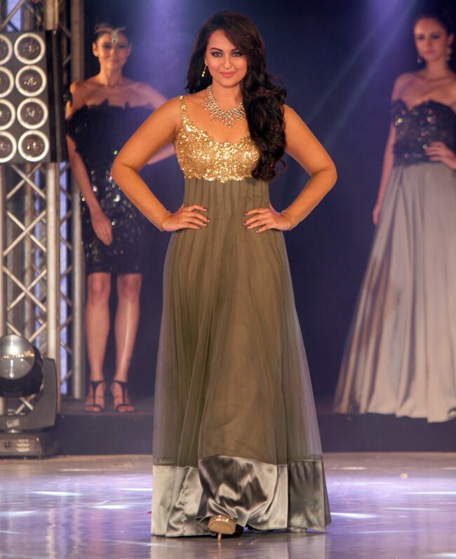 रैंप पर बॉलीवुड की ह‍सीनाओं ने बिखेरा जलवा