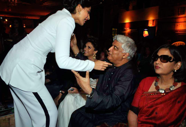 Uff Yoo Maa: पुराने और नए खूबसूरत चेहरों का कॉकटेल