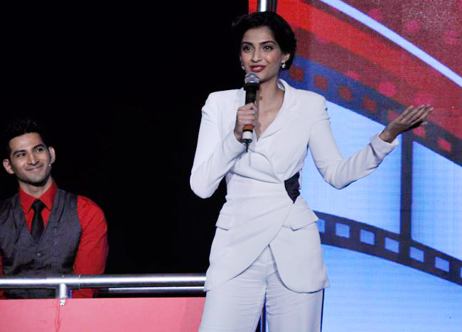 Uff Yoo Maa: पुराने और नए खूबसूरत चेहरों का कॉकटेल