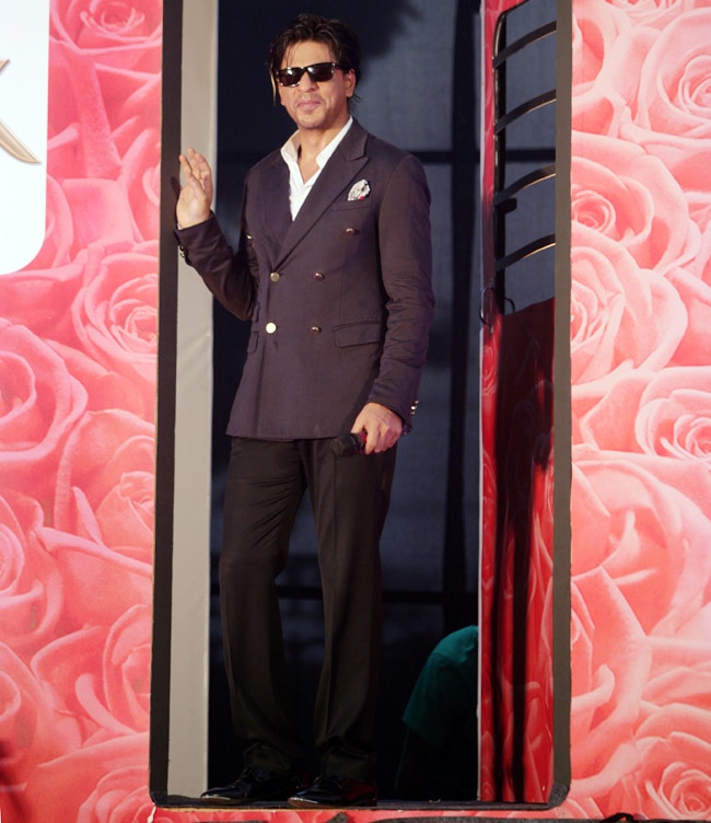 फैन्‍स के साथ किंग खान ने किया लुंगी डांस