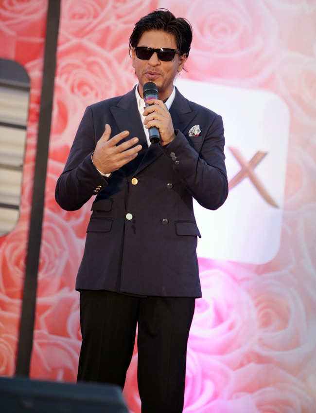 फैन्‍स के साथ किंग खान ने किया लुंगी डांस