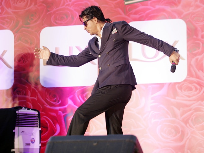 फैन्‍स के साथ किंग खान ने किया लुंगी डांस